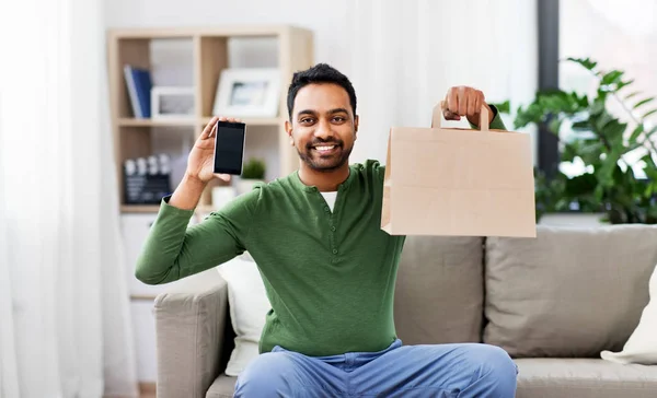 Indio hombre usando teléfono inteligente para la entrega de alimentos — Foto de Stock