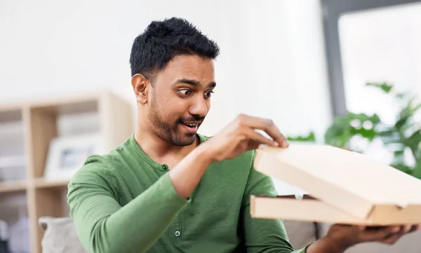 Homme indien regardant à l'intérieur de la boîte à pizza à emporter — Photo