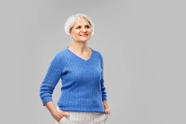 Ritratto di donna anziana sorridente in maglione blu — Foto Stock