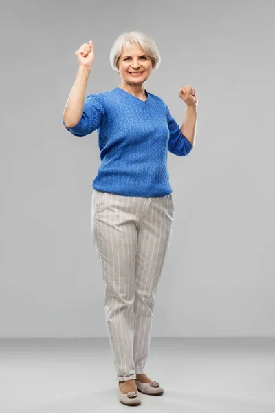 Potret wanita tua yang bahagia merayakan kesuksesan — Stok Foto