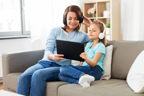 Madre e hija escuchan música en la tableta PC —  Fotos de Stock