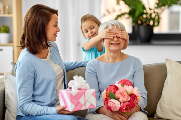 Mother and daughter greeting grandmother at home — Stock Photo, Image