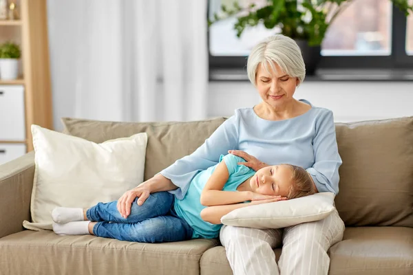 Babička a vnučka spící na polštáři — Stock fotografie