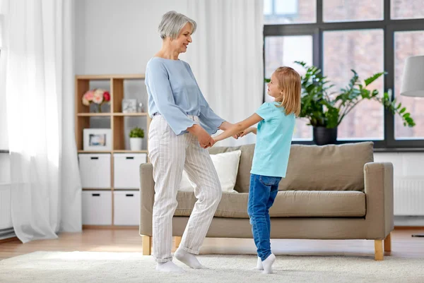 Grand-mère et petite-fille s'amusent à la maison — Photo