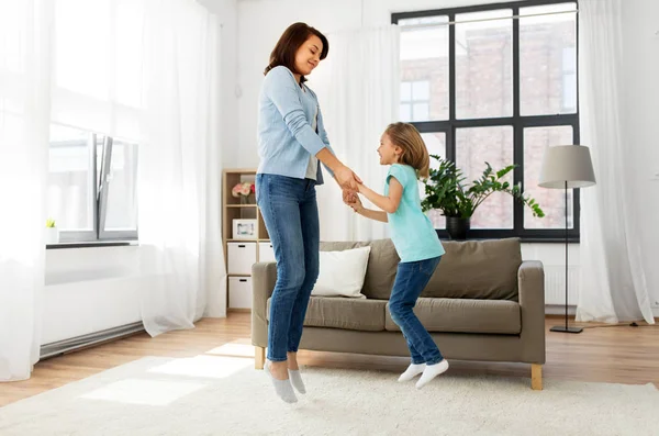 Mãe e filha se divertindo em casa — Fotografia de Stock