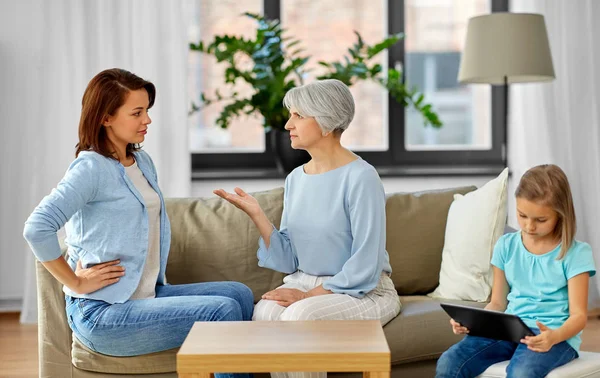 Hija, madre y abuela discutiendo en casa —  Fotos de Stock