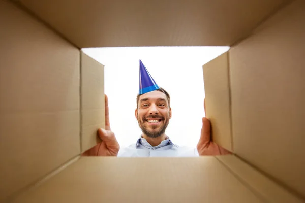 Happy man opening parcel box or birthday gift — Stock Photo, Image