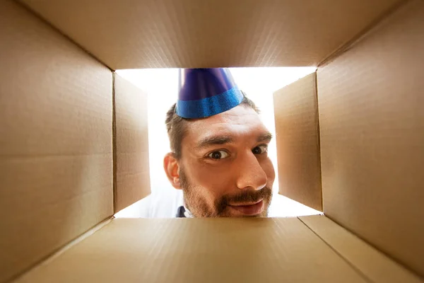 Happy man opening parcel box or birthday gift — Stock Photo, Image