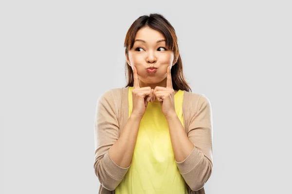 Sonriendo mujer asiática haciendo caras y divertirse —  Fotos de Stock