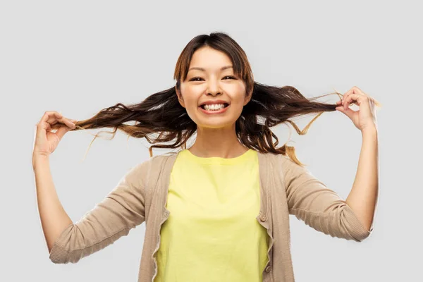 Feliz mulher asiática com acenando cabelo — Fotografia de Stock