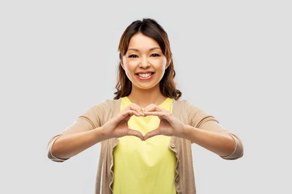 Asiático mujer haciendo mano corazón gesto — Foto de Stock