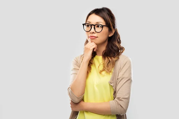 Asiatisk kvinna i glasögon eller student — Stockfoto