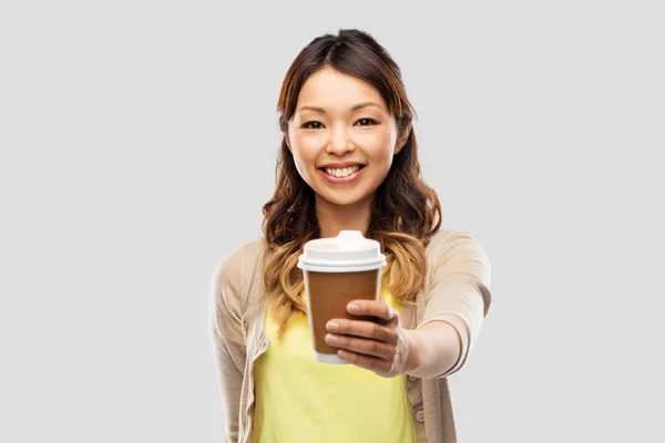 Mutlu Asyalı kadın kahve içiyor. — Stok fotoğraf