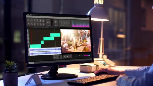 Éditeur travaillant sur le fichier vidéo sur l'ordinateur la nuit — Video