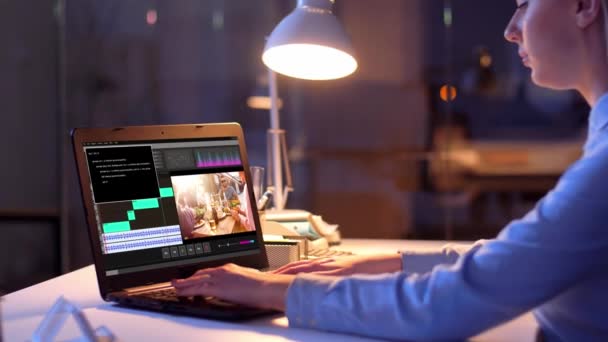 Redakteur arbeitet nachts an Videodatei auf Laptop — Stockvideo