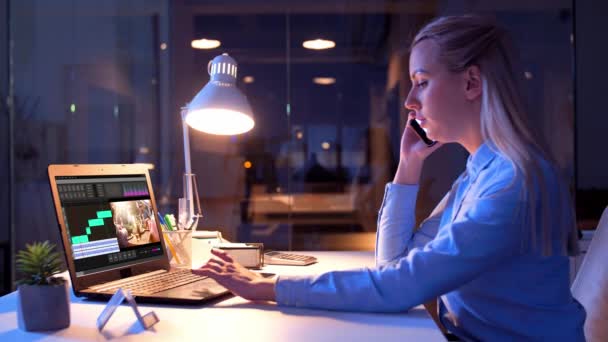 Ingeniero de vídeo llamando en el teléfono inteligente por la noche — Vídeo de stock