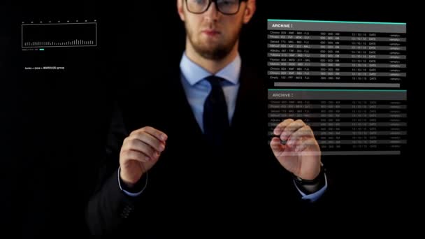 Uomo d'affari che lavora con i dati sullo schermo virtuale — Video Stock