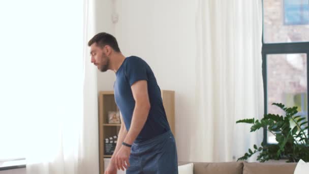 Человек упражнения и делать приседания дома — стоковое видео