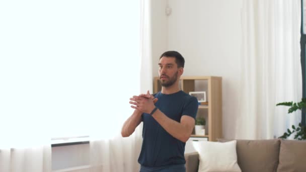 Muž cvičujícího a vykonávajících se doma — Stock video