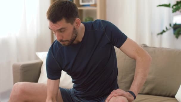 Hombre haciendo ejercicio con pesas en casa — Vídeo de stock