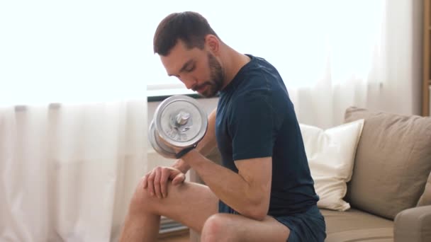 Man exercising with dumbbells at home — Stock Video