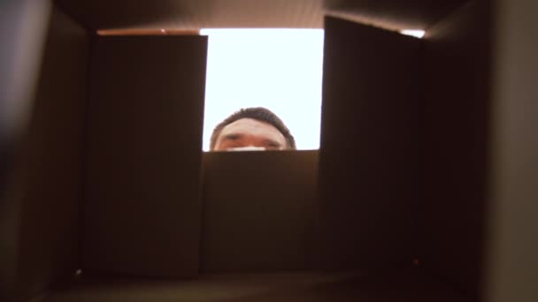 행복한 남자 오프닝 소포 상자 — 비디오