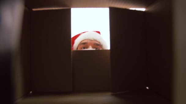 Hombre feliz apertura de la caja de paquete o regalo de Navidad — Vídeo de stock