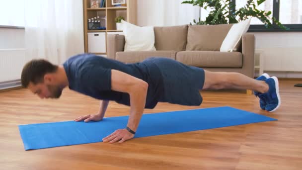 Hombre haciendo push ups en casa — Vídeo de stock