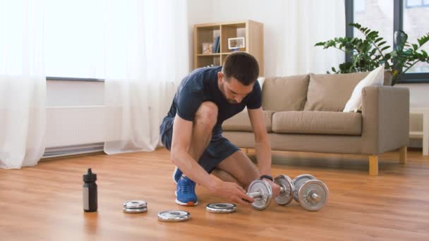 Hombre montando pesas en casa — Vídeos de Stock