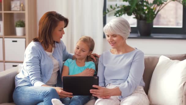 Mother, daughter and grandmother with tablet pc — Stock Video
