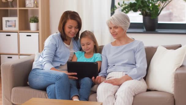 Moeder, dochter en grootmoeder met tablet pc — Stockvideo