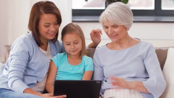 Mutter, Tochter und Großmutter mit Tablet-PC — Stockvideo