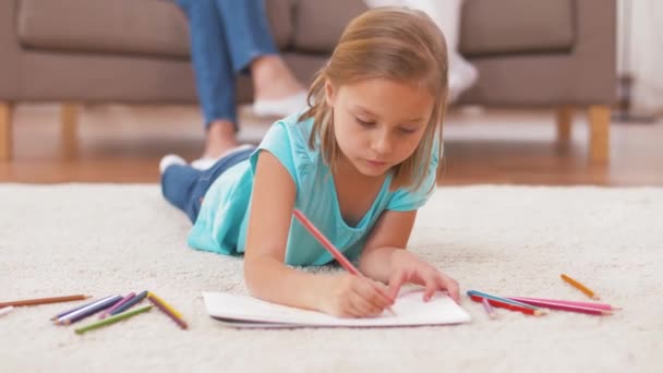 Chica dibujo con lápices de colores en cuaderno de bocetos en casa — Vídeos de Stock