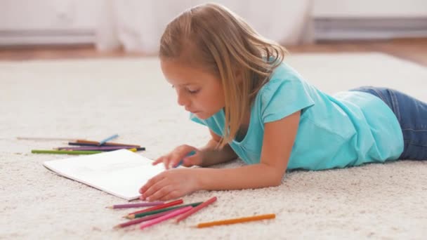 Chica dibujo con lápices de colores en cuaderno de bocetos en casa — Vídeo de stock