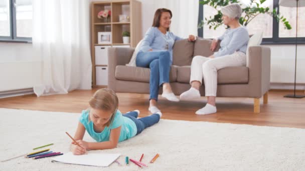 Adultos falando e menina desenho em casa — Vídeo de Stock