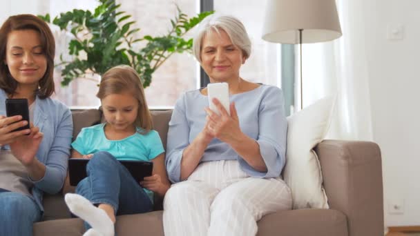 Mãe, filha e avó com gadgets — Vídeo de Stock