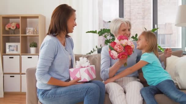 Vnučka dávat květiny k babičce — Stock video