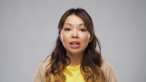 Шокированная азиатка с открытым ртом — стоковое видео