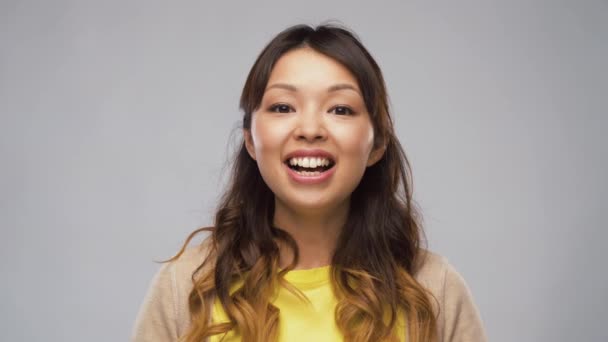 Asian woman shouting or calling for someone — Stock Video