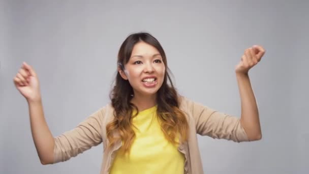 Χαρούμενη Ασιατική γυναίκα που χορεύει — Αρχείο Βίντεο