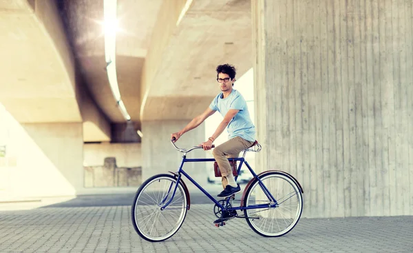 Hombre joven hipster montar bicicleta de engranaje fijo — Foto de Stock