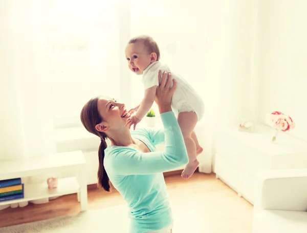 快乐的年轻妈妈带着小孩在家里 — 图库照片