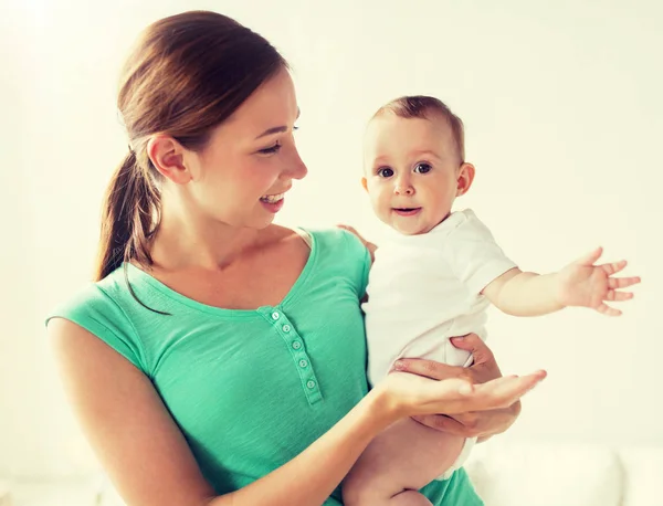 Gelukkig jong moeder met weinig baby thuis — Stockfoto