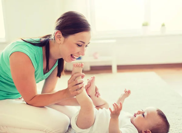 Gelukkig moeder spelen met weinig baby thuis — Stockfoto