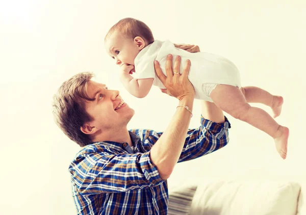 Heureux jeune père jouer avec bébé à la maison — Photo