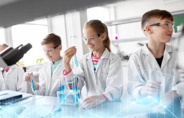 Test tüpleri Kimya okulda okuyan çocuklarla — Stok fotoğraf