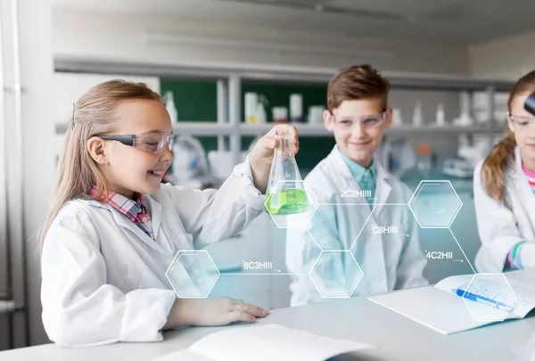 Kids with test tubes studying chemistry at school — Stock Photo, Image
