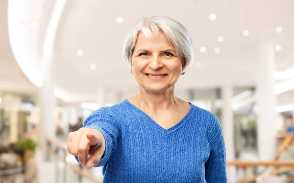 Senior vrouw wijzende vinger naar je — Stockfoto