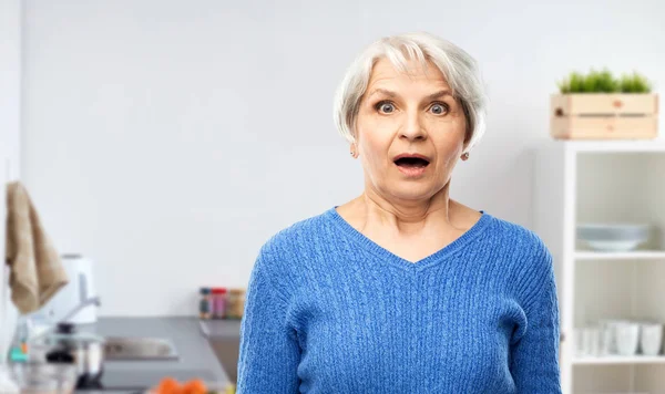 Scioccato donna anziana con la bocca aperta in cucina — Foto Stock