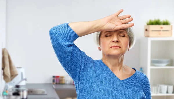 Stanca donna anziana in cucina — Foto Stock